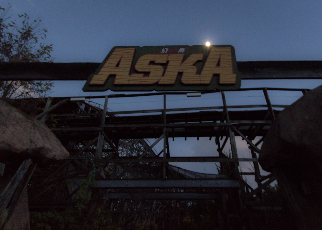 Image of the Aska rollercoaster's sign at night