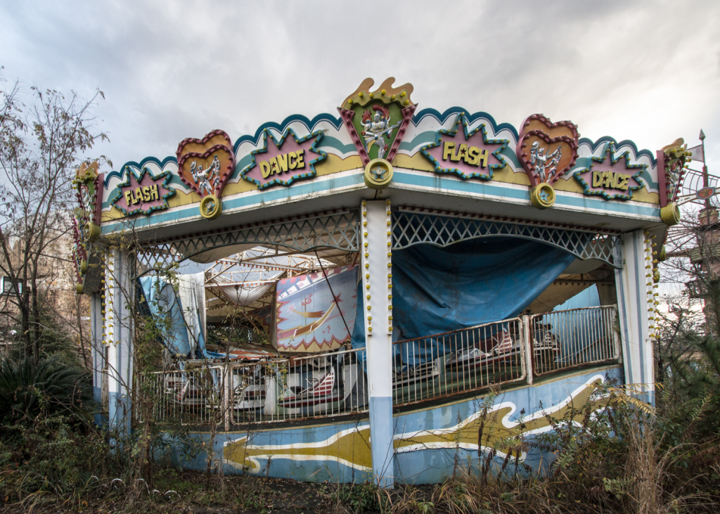 An image of the amusement ride "Flash Dance", taken while exploring Nara Dreamland in Japan.