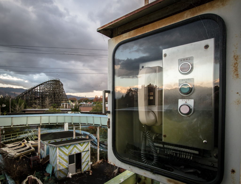 Ride phone at Nara Dreamland; Aska in the background