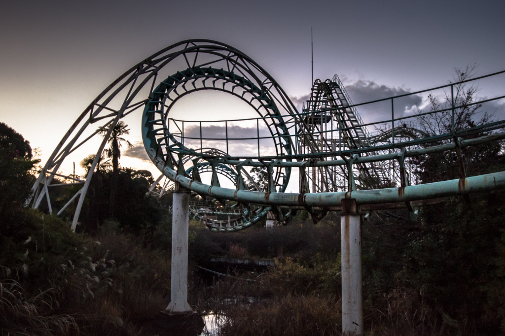 An image of the Screwcoaster at Nara Dreamland at sunset